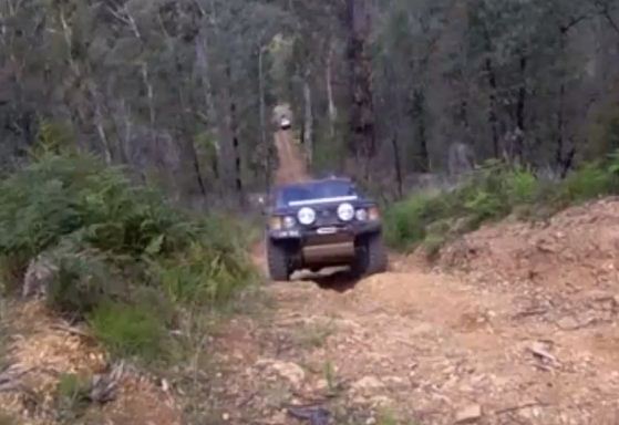 سيارة تتدحرج وتسقط أثناء صعودها منحدرا