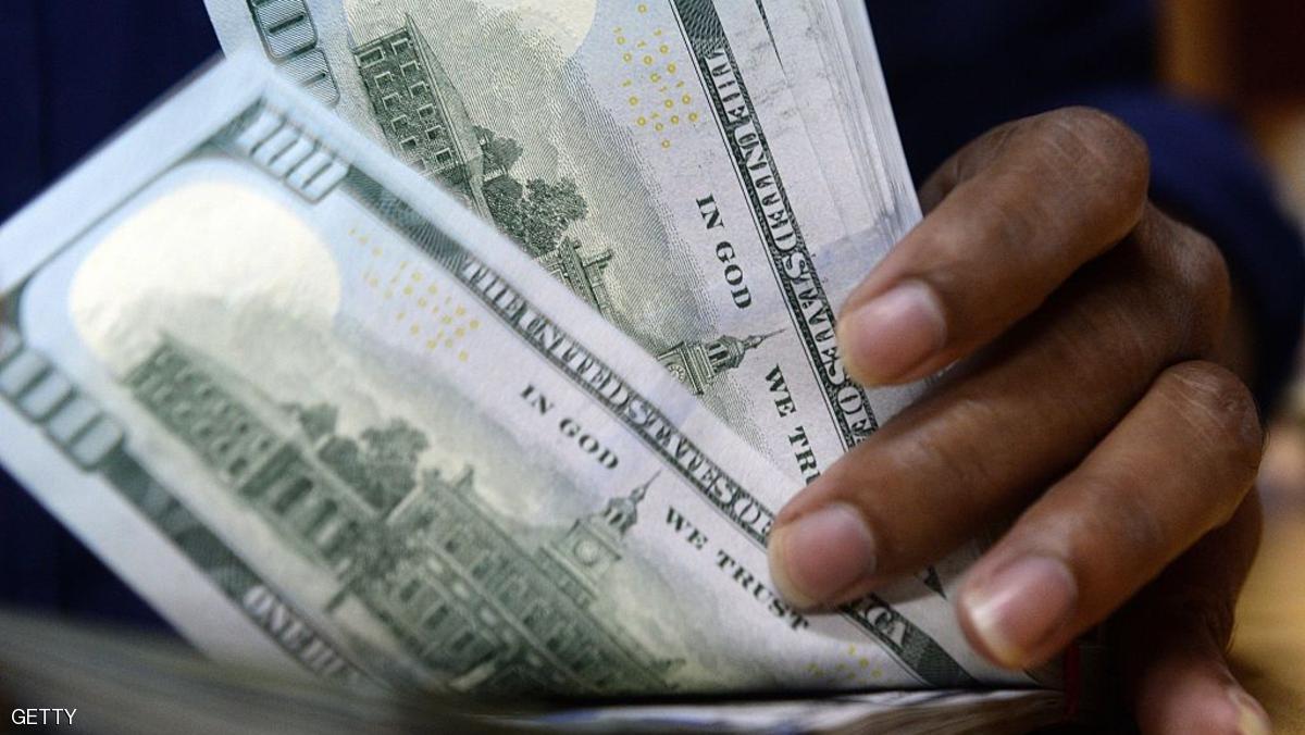 الدولار يهبط من أعلى مستوياته في