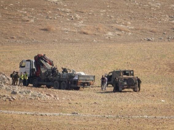 الاحتلال يستولي على شاحنات ومعدات في