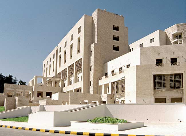 وزير الصحة يطمئن على طفلة تعرضت