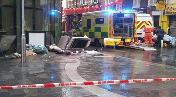 أريكة تسقط من بناء وتهشم وجه