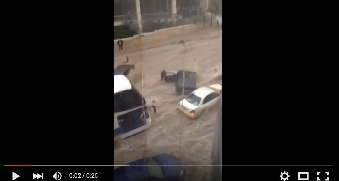 شاهد نهر العبدلي الكبير يجرف السيارات
