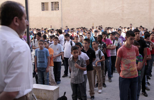 اغلاق مدرستين في لواء الشونة