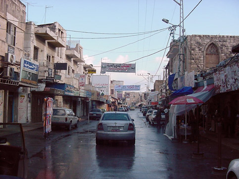 كوادر الامانة تعالج الحفرة الواقعة على