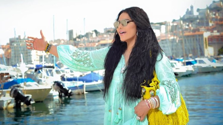 أحلام تتعرض للسرقة في باريس