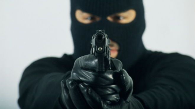 ملثمون يطلقون النار ويغلقون شوارع عين