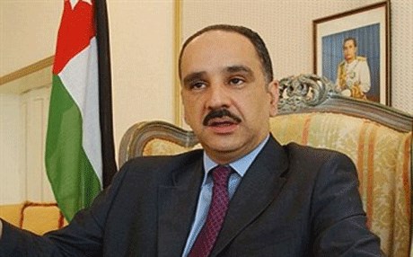 قوة عسكرية تدهم منزل الشريف علي