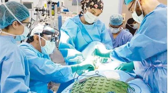 روبوت يستأصل الغدة الدرقية لـ 4