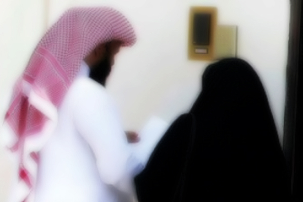 زوج (نصاب) اعتاد على مخالعة زوجاته