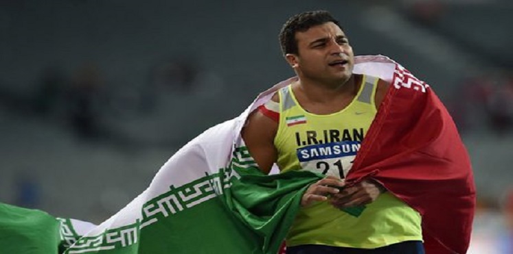 جلد بطل أولمبي إيراني لإدانته باغتصاب