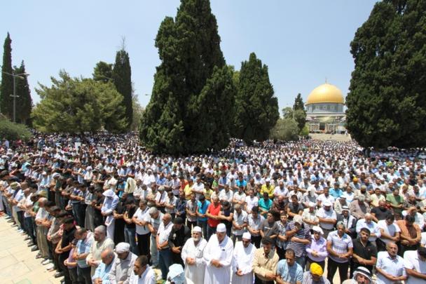 حشود غفيرة بالمسجد الاقصى في الجمعة