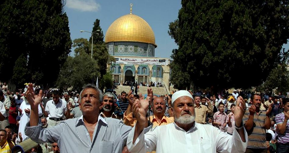 17 ألف مصل يؤدون (الجمعة) في
