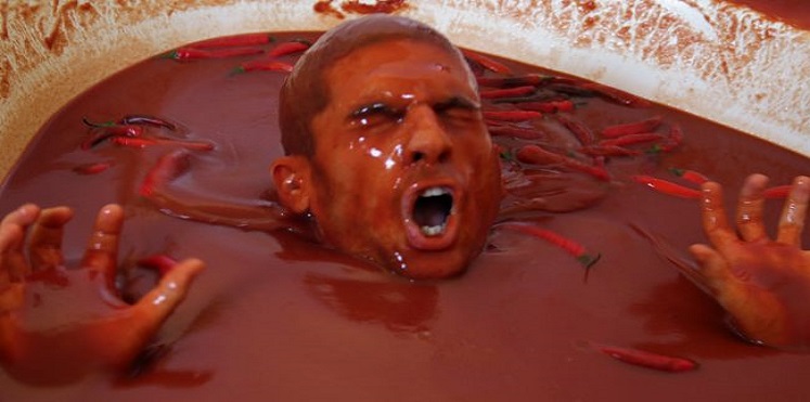 هذا الرجل قرر الاستحمام بالصلصة والفلفل