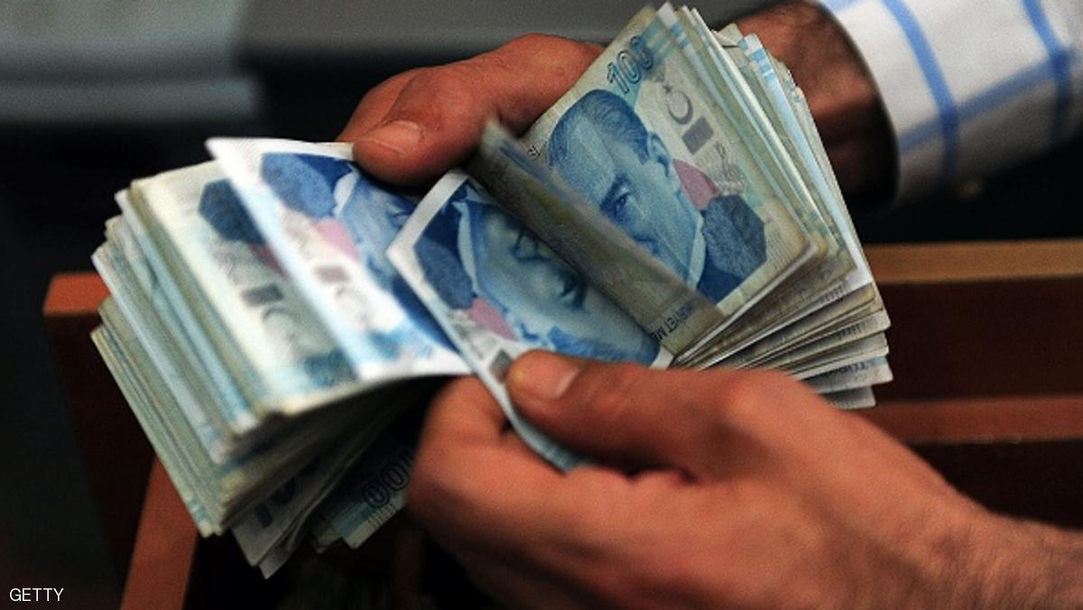 الليرة التركية تهبط لأدنى مستوى بعد