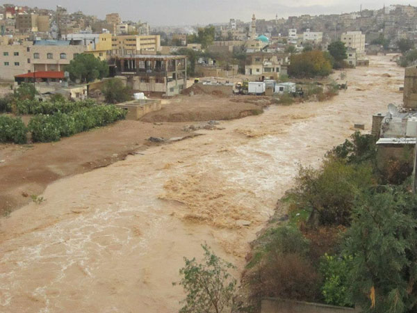 محافظ الزرقاء يتفقد سيل الزرقاء