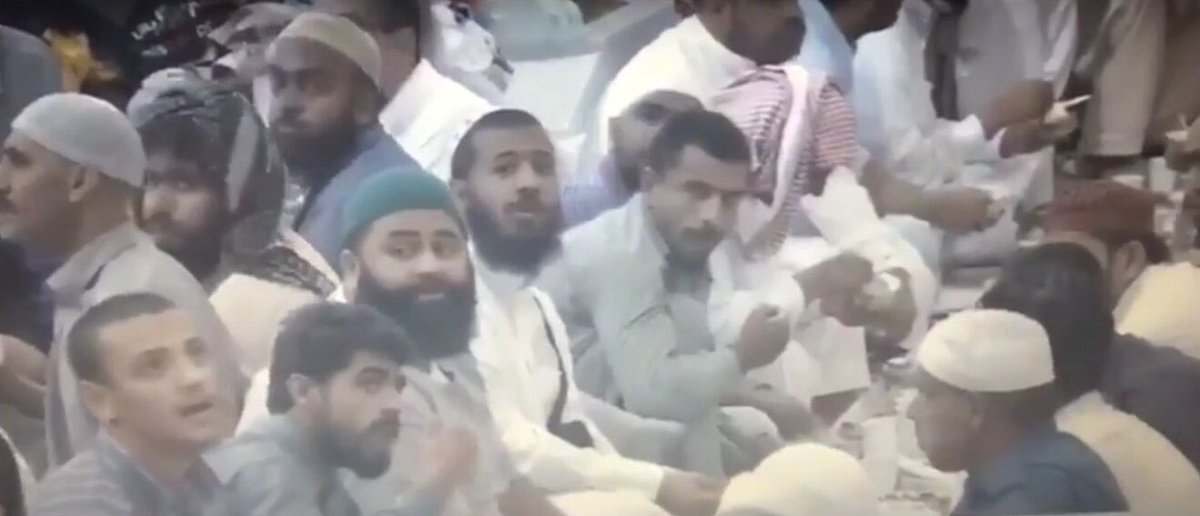 بالفيديو.. رد فعل المصلين لحظة وقوع