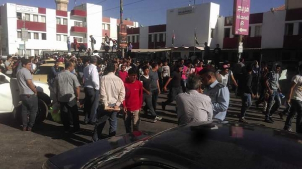 طلبة يشعلون إطارات أمام تربية الرمثا