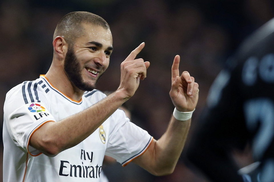 رئيس الوزراء الفرنسي يطالب باستبعاد بنزيمة