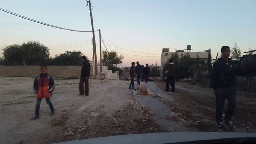 حملة مداهمات وإغلاقات واعتقالات واسعة بالخليل