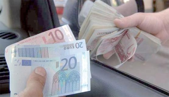 الدينار الجزائري (ينهار) في السوق الموازية
