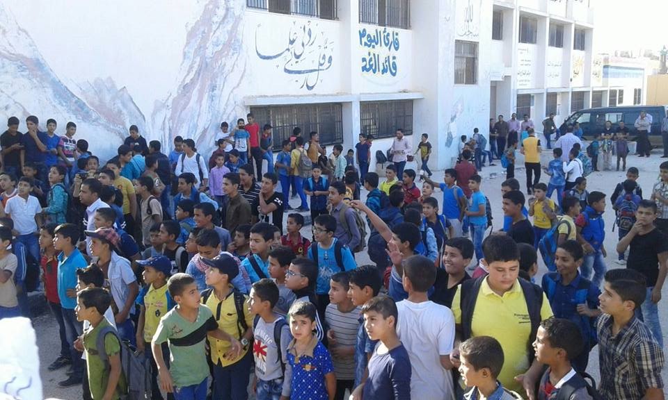مليح.. طلاب يعتصمون احتجاجا على تغيير