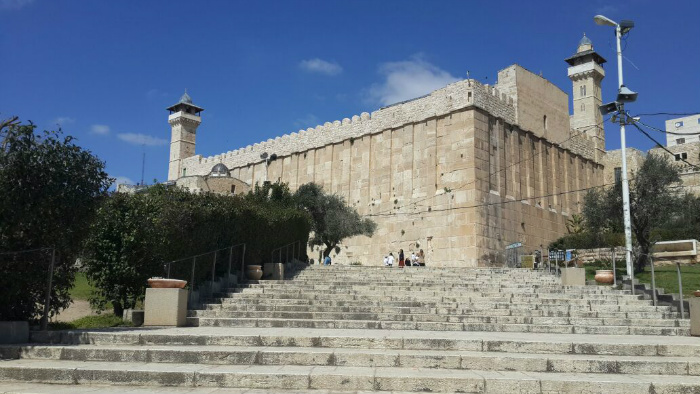 وزير الاوقاف الفلسطيني يستنكر اغلاق الاحتلال