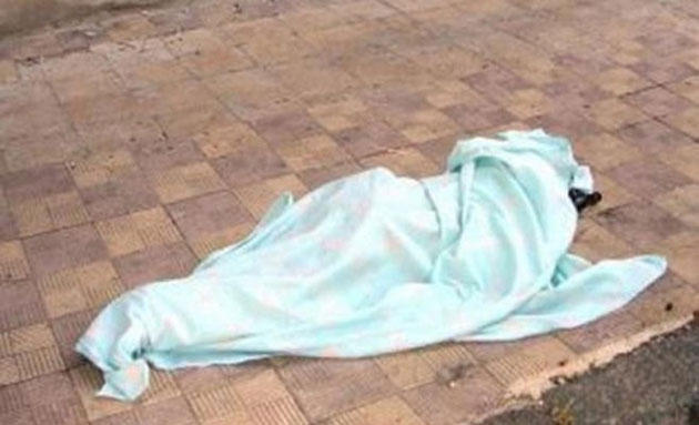 جثة مسن ملفوفة بقماش على جانب