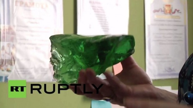 فيديو: حجر أخضر نادر من بقايا