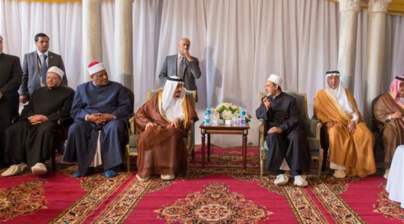 الملك سلمان يهدي شيخ الأزهر كسوة