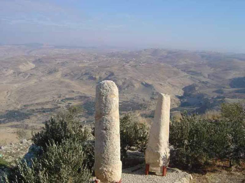 محافظ مادبا يهنئ أبناء العشائر المسيحية