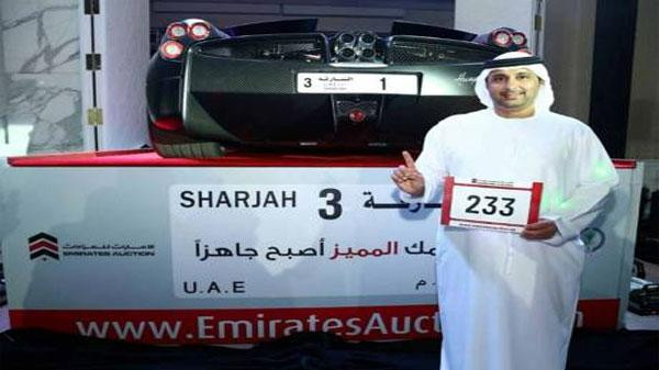 رجل أعمال إماراتي يشتري لوحة سيارة