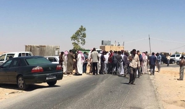 أهالي القطرانة يغلقون طريق مكب النفايات