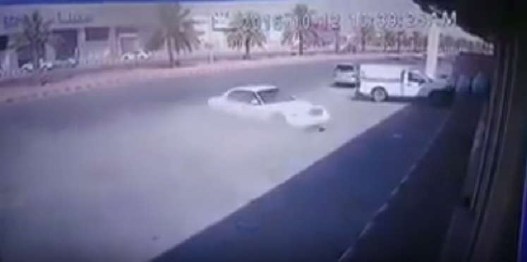 السعودية.. فيديو لحادث مروع ضحيته شاب