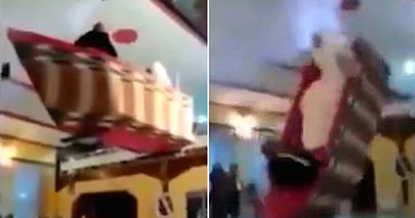 قارب طائر يطيح بعروسين .. .