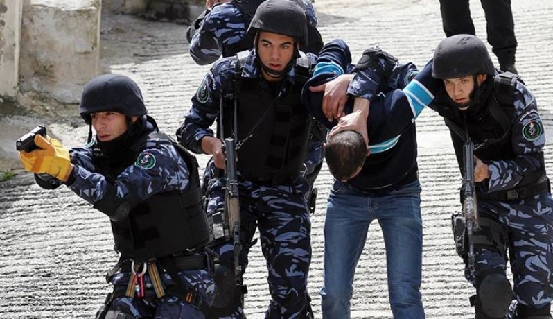 أجهزة السلطة بالضفة تعتقل 4 وتستدعي