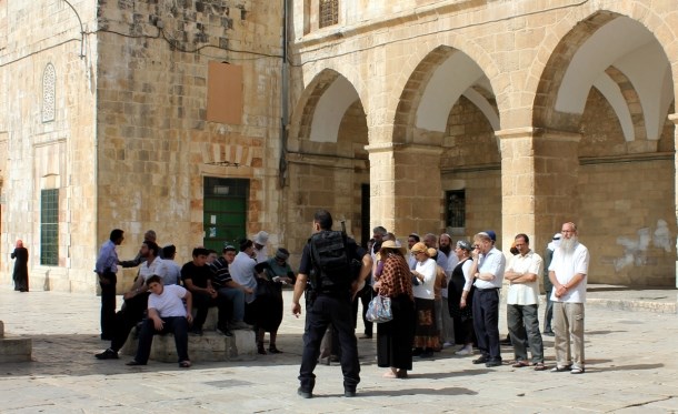 مستوطنون يقتحمون الأقصى تحت حماية صهيونية