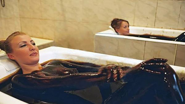 دولة يغتسل ويستحم سكانها بالنفط.. لعلاج