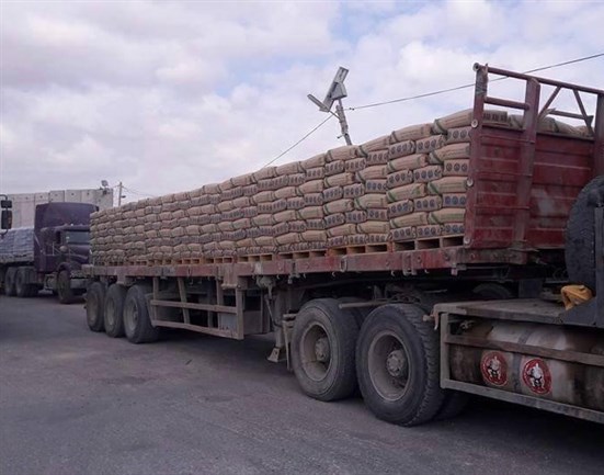 عشرات شاحنات الاسمنت إلى غزة