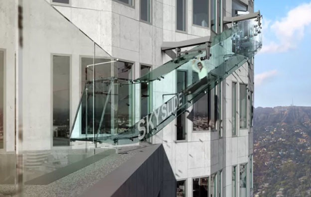 منحدر شفاف للتسلية يبنى على ناطحة