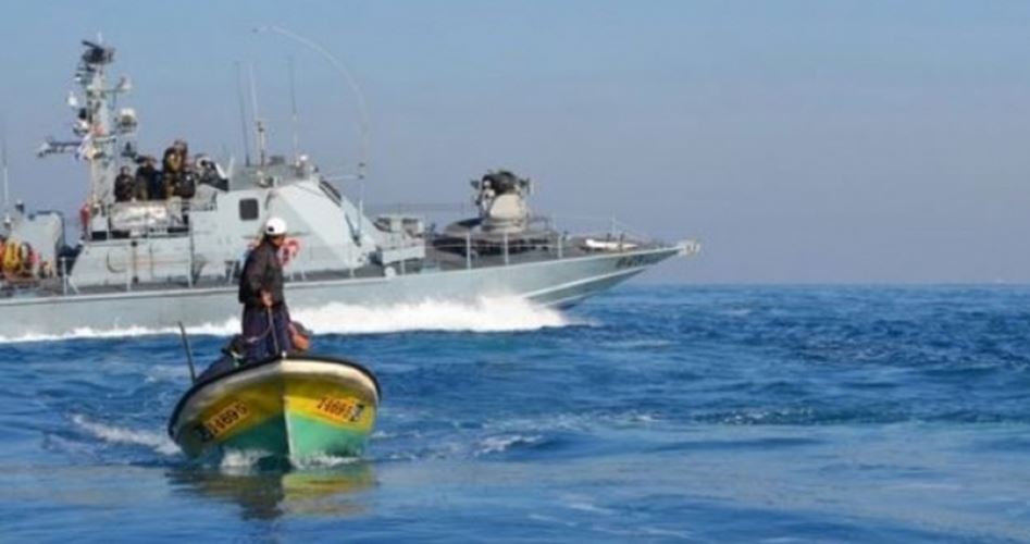 الاحتلال يصيب فلسطينيين ويغرق قارب صيد