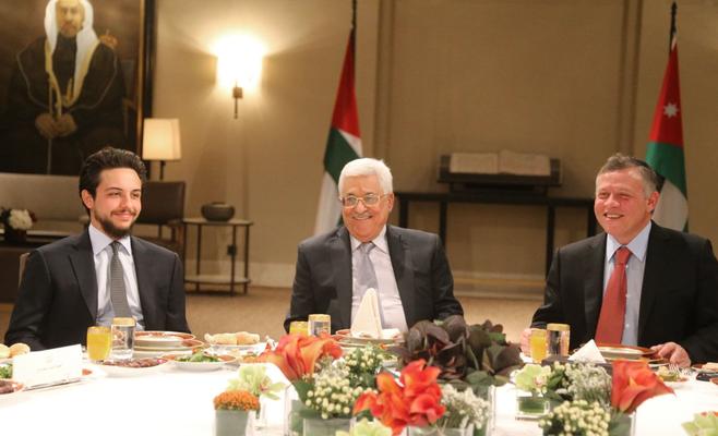 الملك يؤكد لعباس مواصلة الأردن دوره