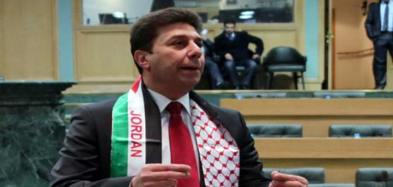 تجمهر امام مقر المسلماني للمطالبة بالمستحقات