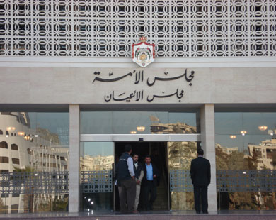 الأعيان يقر قانوني اللامركزية والزراعة كما