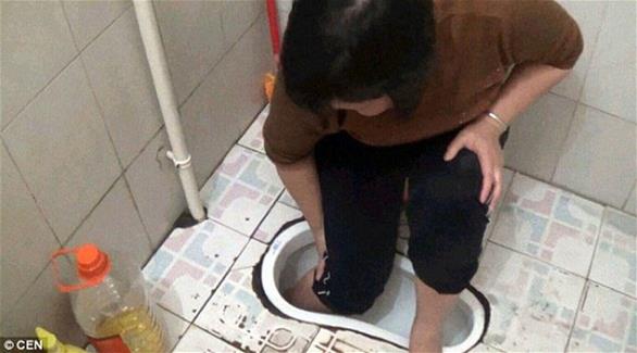 بالصور: صينية تستعين برجال الإطفاء لإخراج