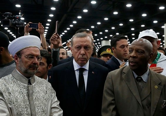 أردوغان يتقدم جنازة البطل (محمد علي)