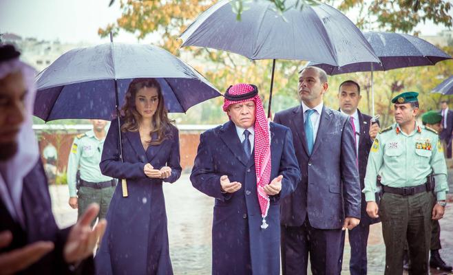 الملك والملكة يشاركان أسر وذوي شهداء