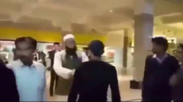فيديو .. لحظة ضرب مغني بعد