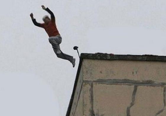 كشف ملابسات انتحار مواطن بإلقاء نفسه