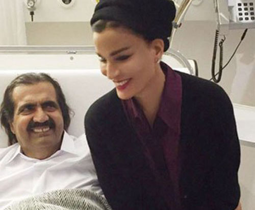 الشيخة موزة تنشر صورا لها برفقة