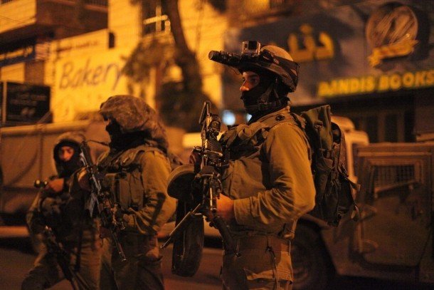 الاحتلال يعتقل 10 مواطنين بينهم طالبة
